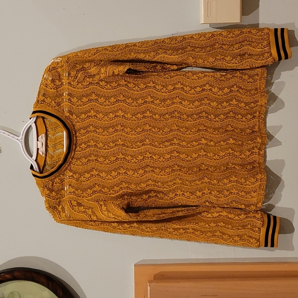 Luna Moon Stunning turmeric lace weave top LIKE NEW - Picture 2 of 14